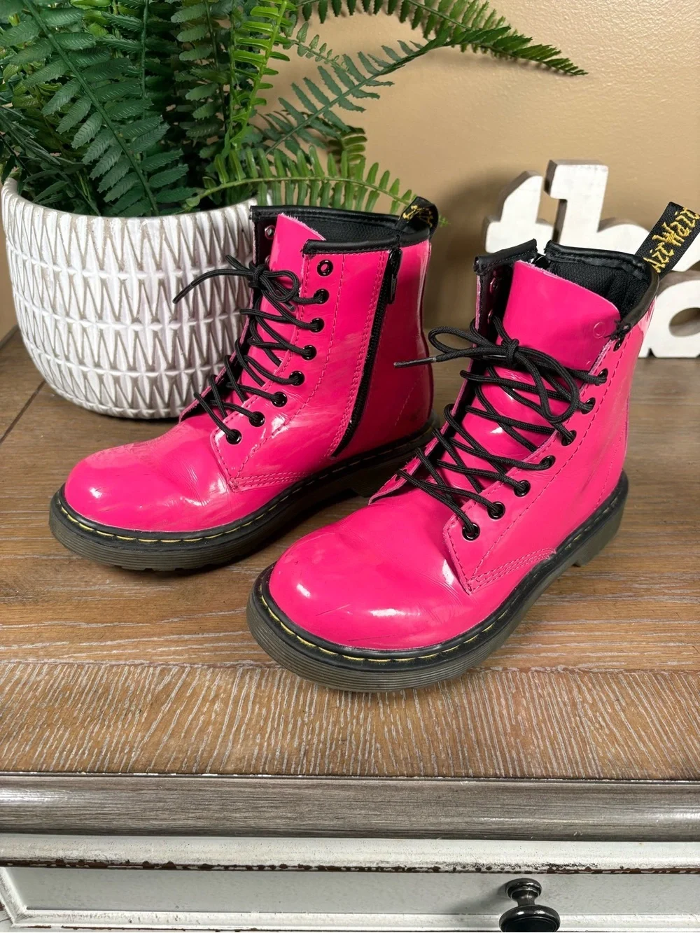 DR MARTENS DELANEY HOT PINK PATENT LAMPER BOOTS JUNIOR GIRLS SIZE 2